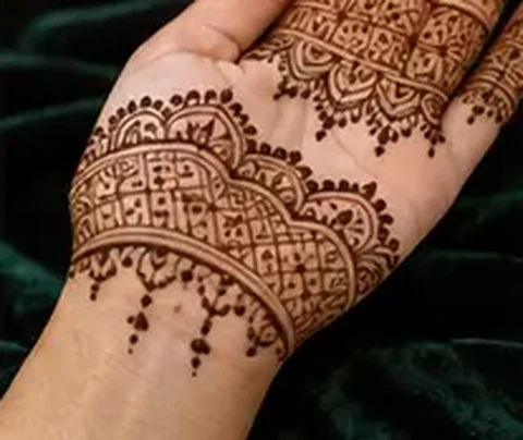 Traditionelles Ornament auf der Handfläche