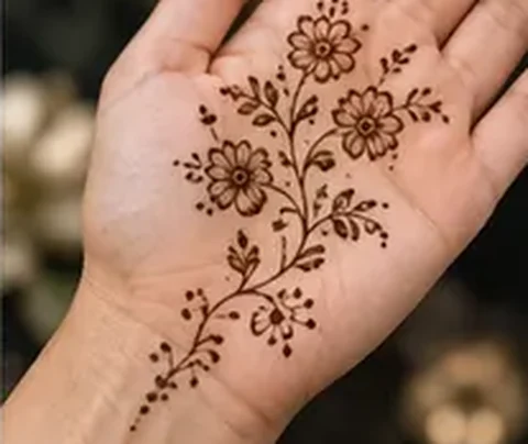 Kleine Blumen auf der Handfläche